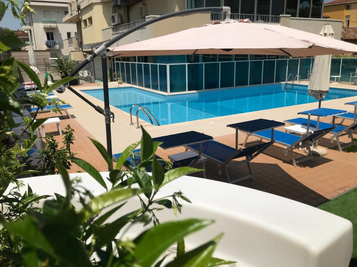 Hotel Apogeo Rimini Exterior foto